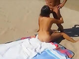 Corno chama um banhista na praia pra comer sua esposa